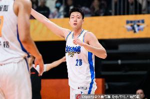 扮演奇兵但未能救主！张知垚替补12中6拿到14分6板2助 抢3前场板